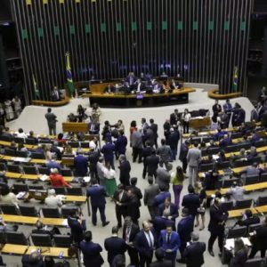 O plenário da Câmara aprovou projeto que prevê reajuste salarial para servidores públicos.

